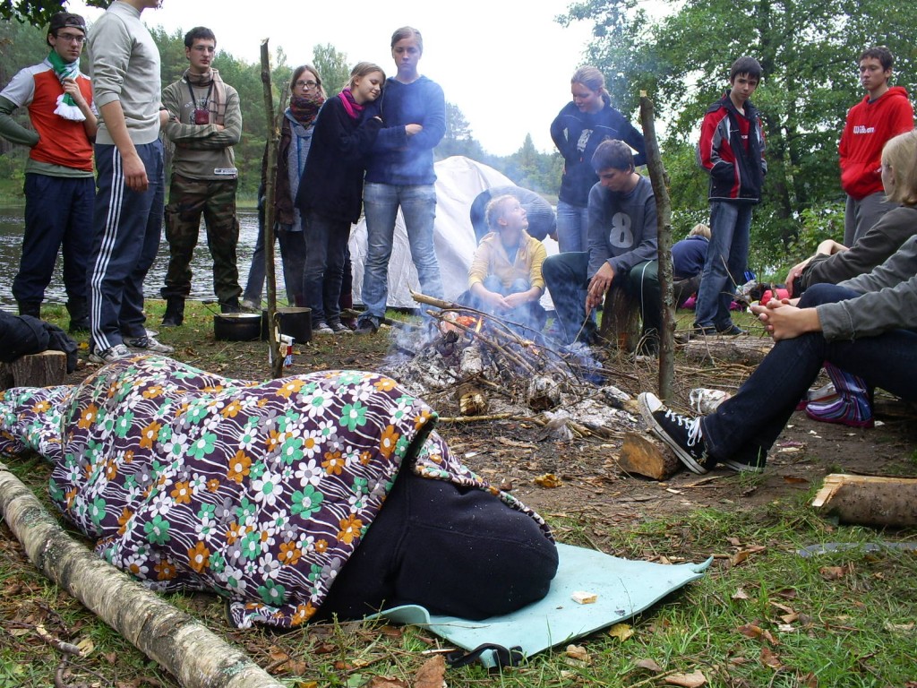 kaip "kažkas" miegojo prie laužo ir mes laukėm pusryčių ryte